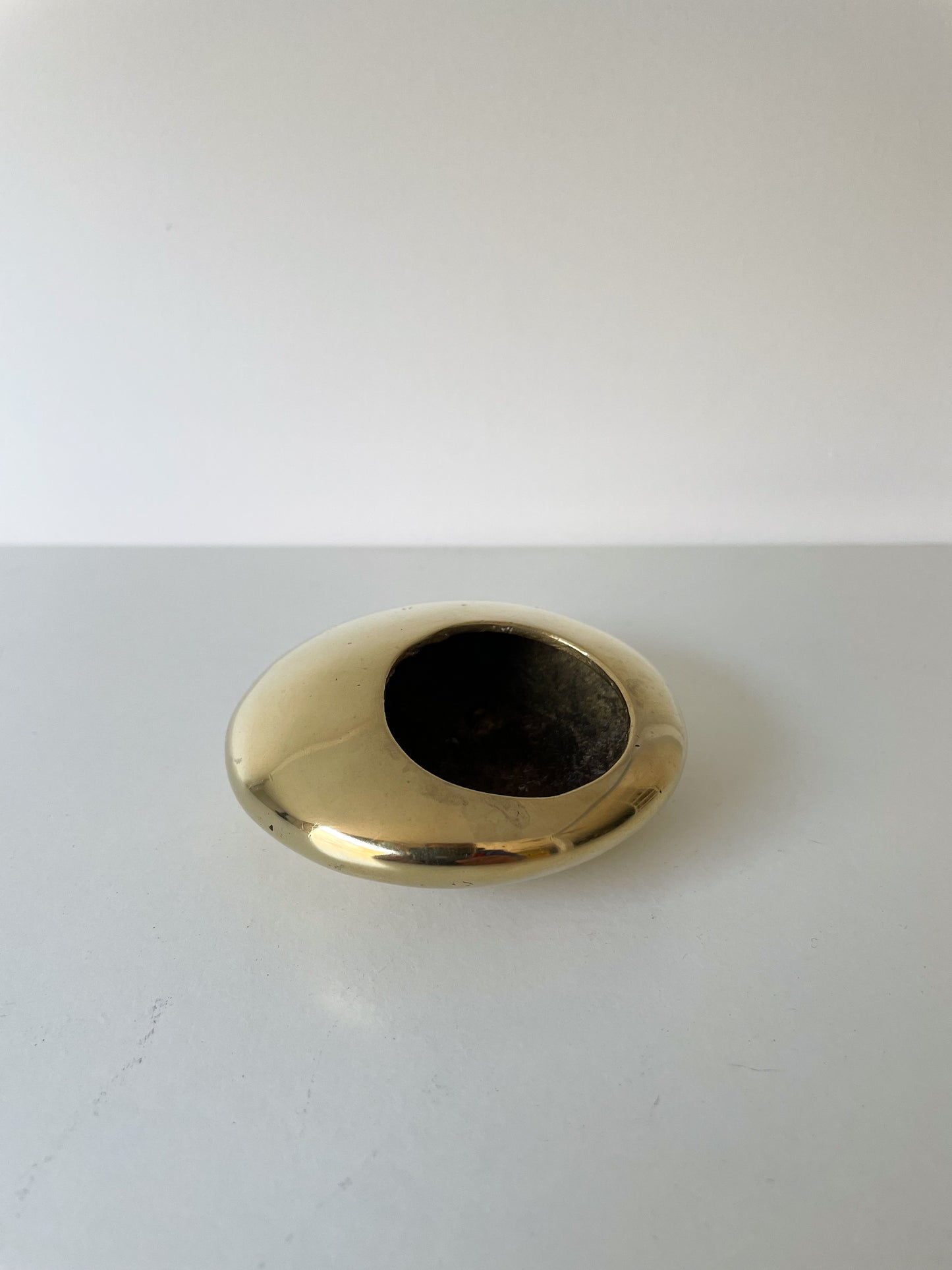 Cendrier "orb" en laiton par Roger Tallon