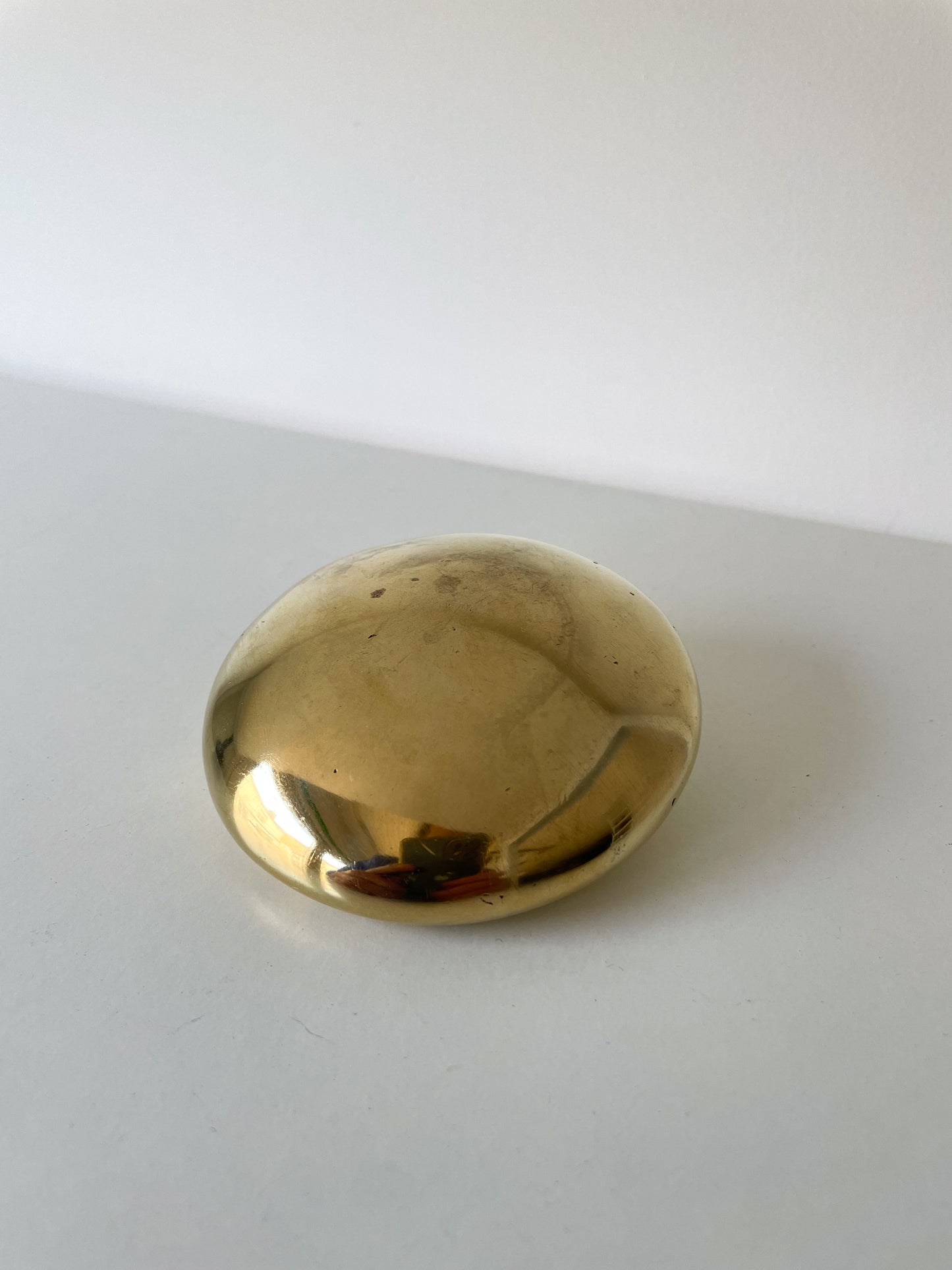 Cendrier "orb" en laiton par Roger Tallon