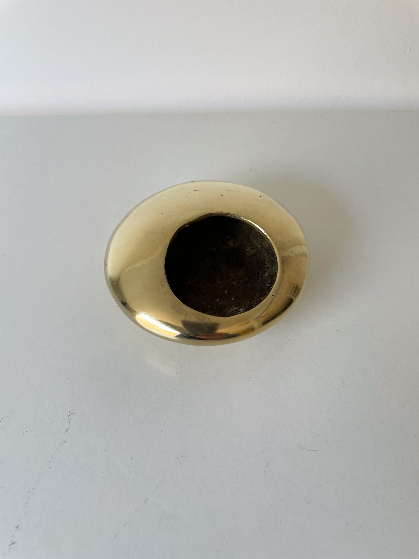 Cendrier "orb" en laiton par Roger Tallon